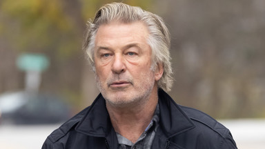 Alec Baldwin "obwinia innych" o śmierć Halyny Hutchins. "Nie bierze żadnej odpowiedzialności"