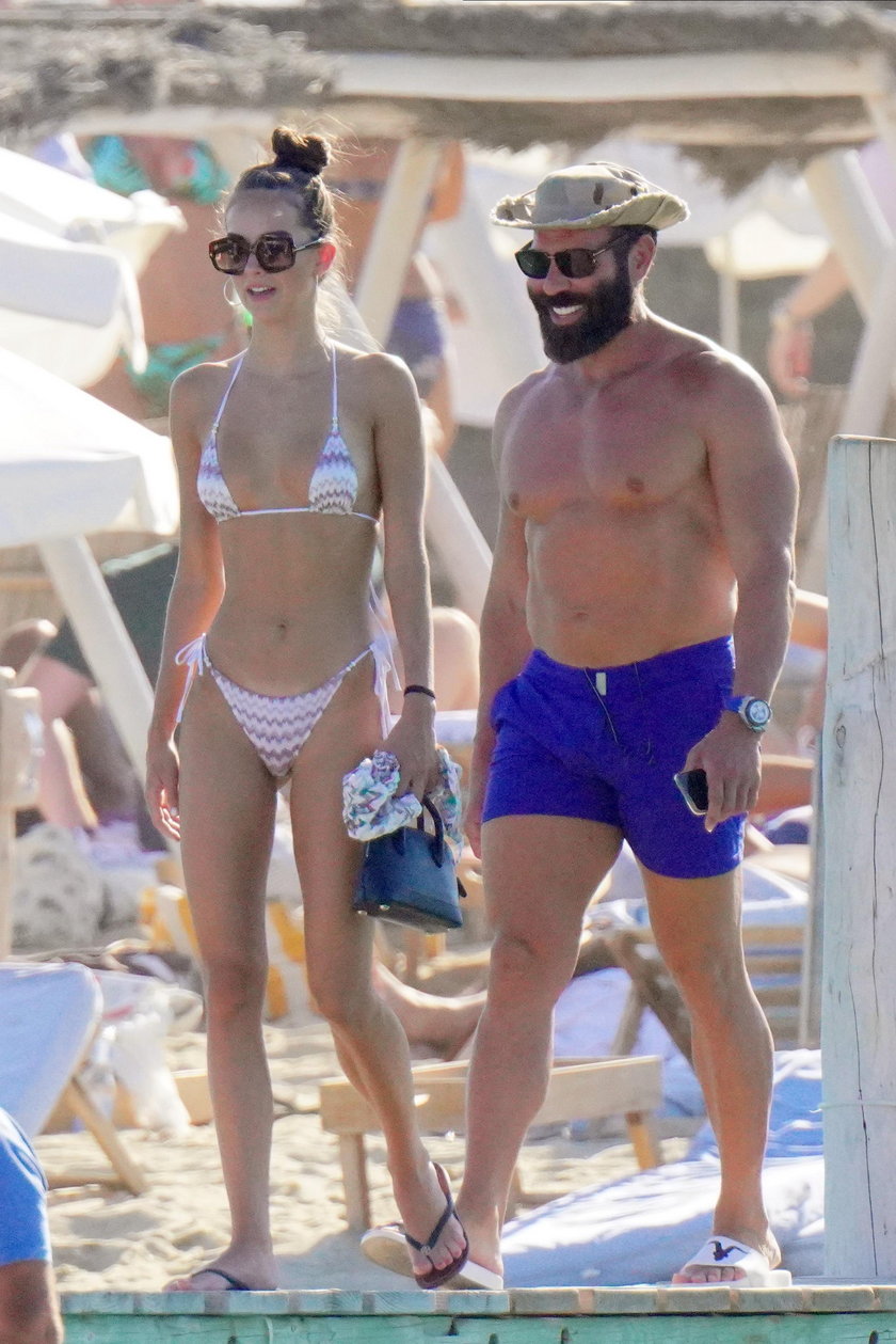 Słynny milioner i playboy pokazał się z nową dziewczyną. Spędzają rajskie wakacje w Saint-Tropez