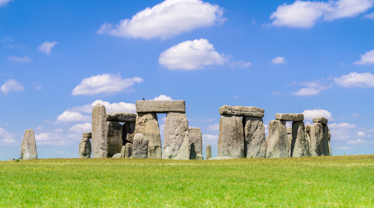 A Stonehenge évezredek óta a helyén áll, és valószínű, hogy az esztendők során a viták ideje hosszabbra nyúlt, mint az a korszak, amikor biztosan tudták, hogy mire is szolgáltak a gondosan elrendezett hatalmas kőtömbök. A rejtély annyira mélyen van eltemetve, hogy részmegfejtéseknél senki sem jutott többre, a hiányokat pedig elméletekkel igyekeznek pótolni. / Fotó: NorthFoto