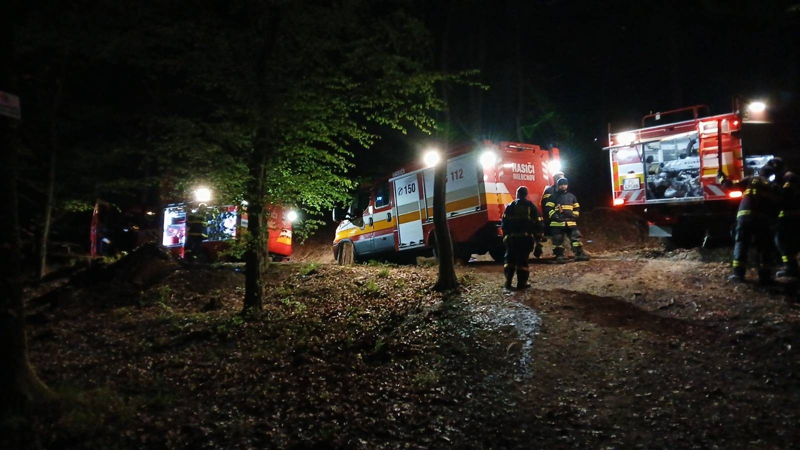 S požiarom lesa nad považskobystrickou časťou Orlové bojovalo 36 hasičov. 