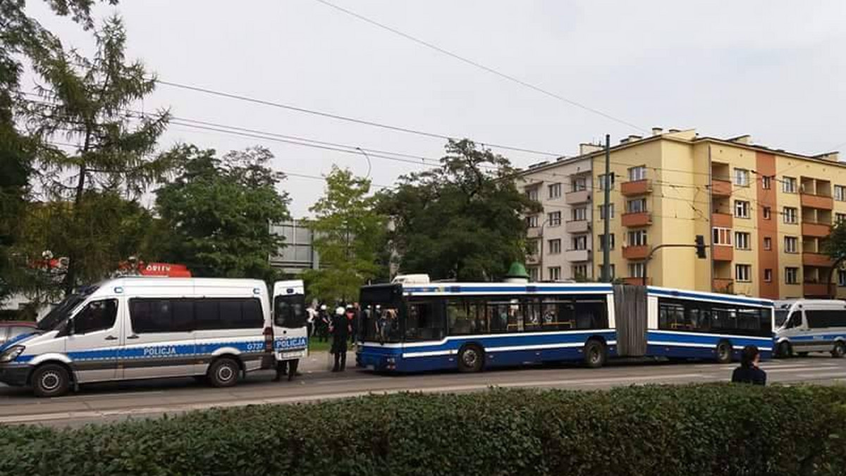 Zdewastowane szyberdachy, uszkodzony przegub, zniszczone drzwi - tak wygląda autobus krakowskiego MPK. Miejski przewoźnik wycenił starty na ok. 12 tysięcy złotych. Pojazdem podróżowali kibice Korony Kielce na ligowe spotkanie z Cracovią.