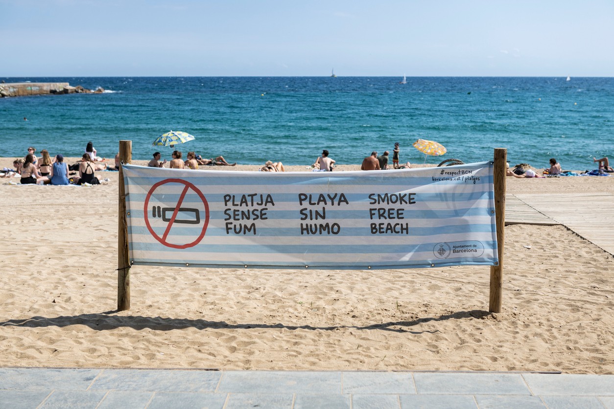Pláž v španielskej Barcelone označená ako zóna bez fajčenia. Podobné pravidlá zaviedli aj v meste La Laguna na ostrove Tenerife, kde je na vybraných plážach a prírodných kúpaliskách zakázané fajčiť. Nové nariadenie má chrániť životné prostredie a zabezpečiť príjemnejší oddych návštevníkov.