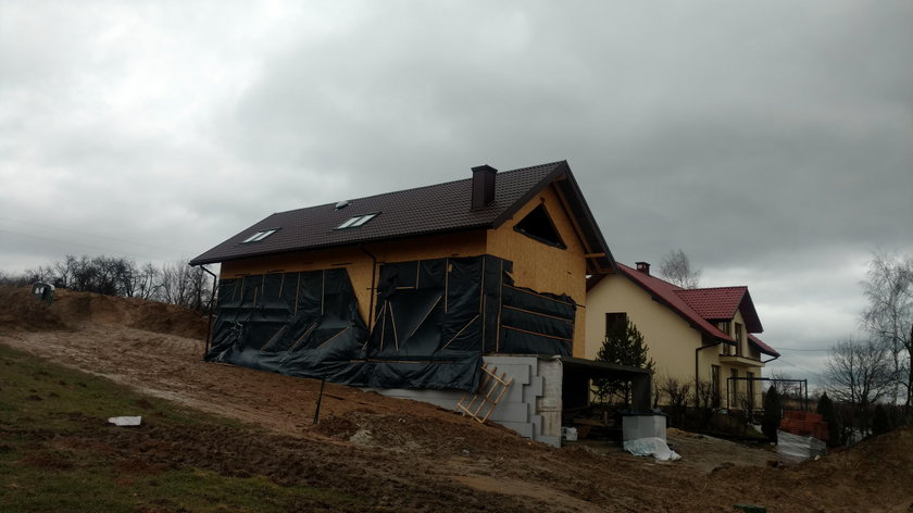 Miały być domy marzeń, a zostały niedokończone buble