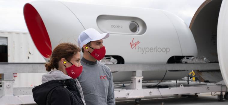Kluczowy test futurystycznej kolejki Virgin Hyperloop. Po raz pierwszy pojechali nią ludzie
