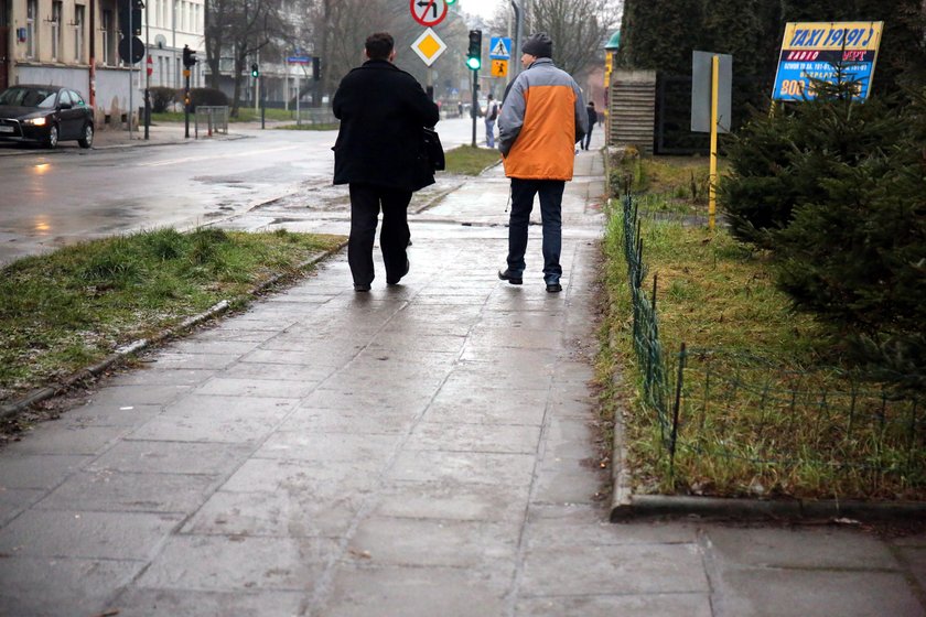 Na drogach, chodnikach szklanka. Pogotowie w Łodzi przeżywa oblężenie