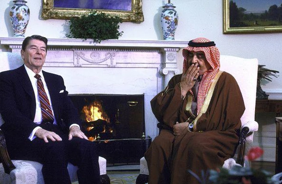 Američki predsednik Ronald Regan susreo se sa kraljem Fahdom od Saudijske Arabije u Ovalnoj sobi Bele kuće, u Vašingtonu, u februaru 1985 – ubrzo posle toga, cena nafte je počela da pada | Foto: Getty Images