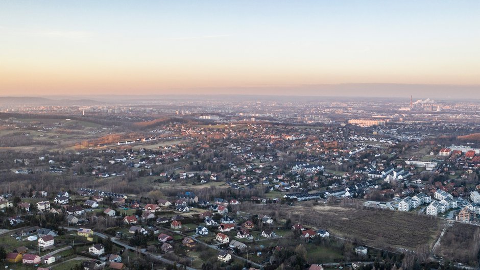 Panorama Krakowa z perspektywy obwarzanka w lekko smogowy dzień,  fot. Joanna Urbaniec