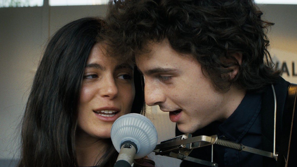 Monica Barbaro jako Joan Baez i Timothée Chalamet jako Bob Dylan w filmie "Kompletnie nieznany"