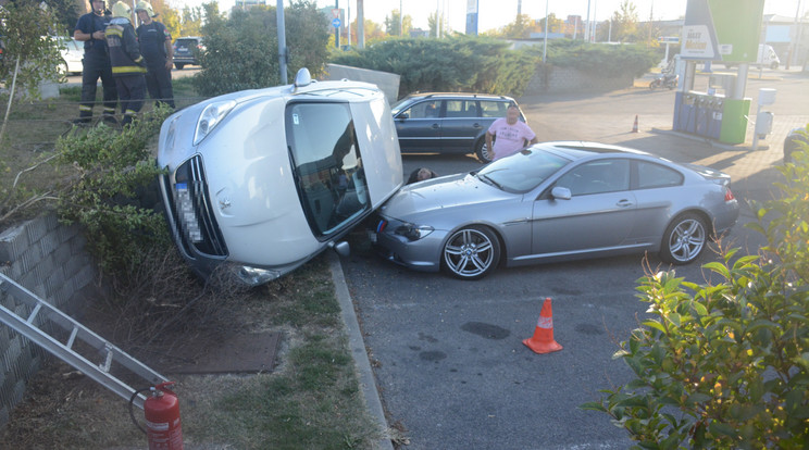 A Peugeot-t az Audi lelökte a benzinkúthoz /Fotó: FKI