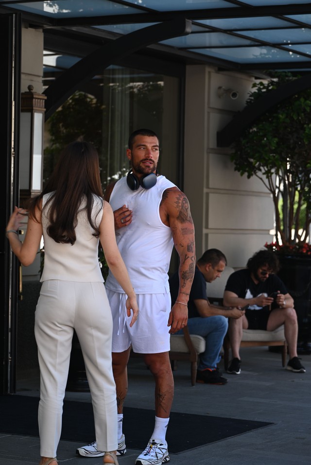 Holivudska zvezda Simon Suzine zvezda Paparaco
