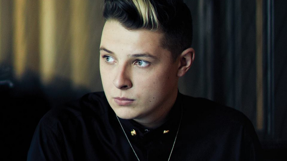 John Newman to od trzech lat gorące nazwisko w świecie muzyki. Nie miał łatwego dzieciństwa, ale kiedy wydał "Love Me Again", czy "Blame" nagrane z Calvinem Harrisem, obydwie piosenki podbiły listy przebojów w wielu krajach świata. W 2014 roku Newman miał już na koncie prawie 1,5 mln sprzedanych płyt. Chociaż obawiał się, że stanie się gwiazdą jednego przeboju, później było już tylko lepiej. Sprawdźcie, co 25-latek ma do powiedzenia na temat swojego najnowszego krążka "Revolve", z którego pochodzi jego kolejny hit, "Come &amp; Get It".