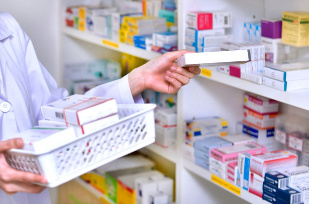 Czy prowadzący aptekę może ujmować całą sprzedaż refundowanych leków jako przychód w momencie wydania towaru?