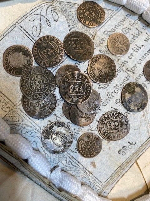 W pliku banknotów znajdowało się 18 srebrnych monet