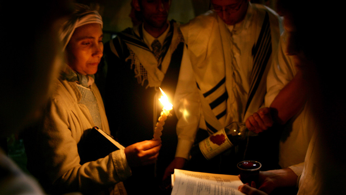 7 października o 17.45 wyznawcy judaizmu w Polsce zapalą świece, inicjując tym samym jedno z najważniejszych świąt w żydowskim kalendarzu. Przez 26 godzin trwania Jom Kippur bramy nieba będą otwarte, a dusze wspinać się będą po szczeblach drabiny do Jahwe. Z każda modlitwą dusza wyzwoli się coraz bardziej. Bal Szem Tow, twórca chasydyzmu napisał, że dzień po tym wydarzeniu wszystkie dusze są czyste i błyszczą jak nowe.