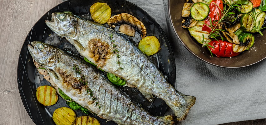 Jakie ryby wybierać na grilla, by były soczyste? Przepis na pysznego pstrąga z ziołami