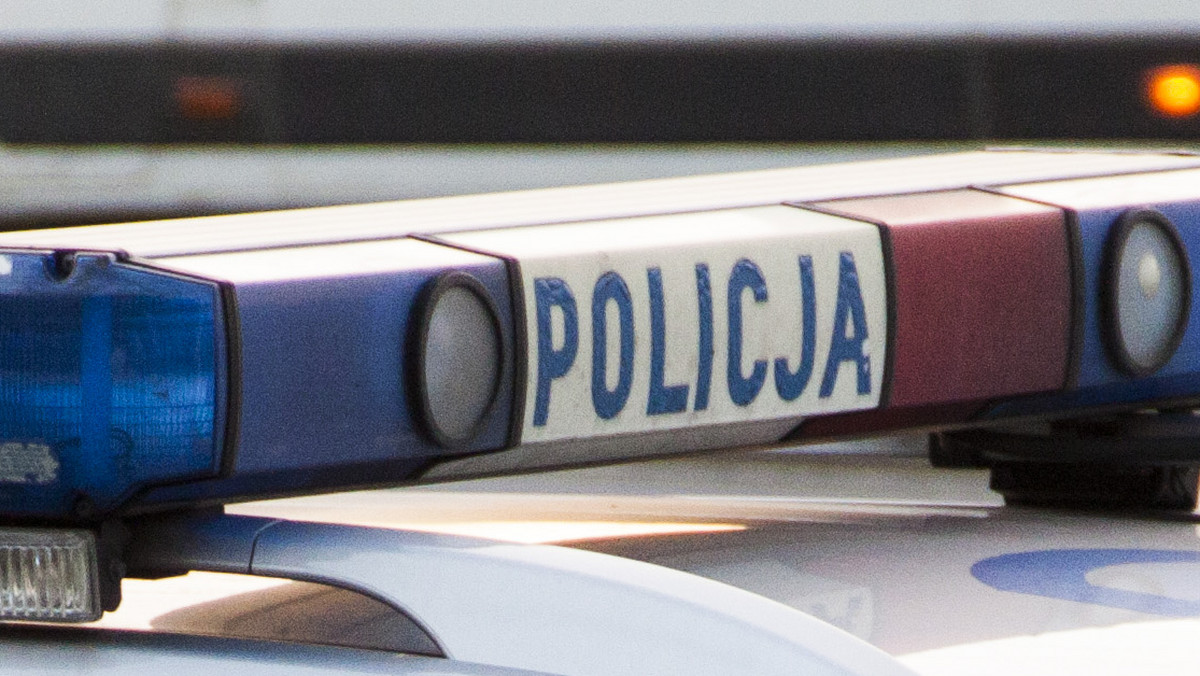 Szybka interwencja zgierskich policjantów uratowała życie 52-letniemu mieszkańcowi Łodzi. Mężczyzna wybrał się na grzyby do lasu w pobliżu węzła Emilia, gdzie zasłabł i z uwagi na zły stan zdrowia nie był w stanie o własnych siłach wrócić do samochodu.