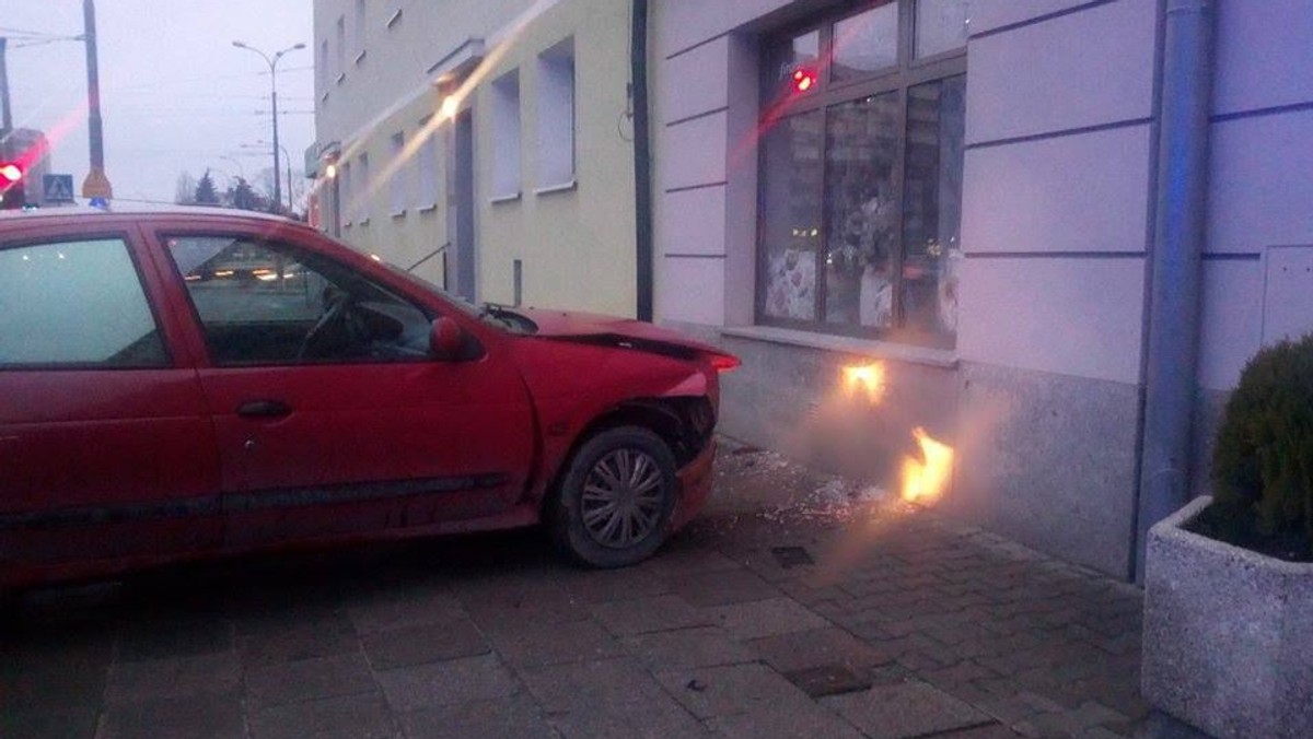 Około godziny 6:30, w okolicach ulic Dąbrowskiego i Żeromskiego, samochód osobowy uderzył w budynek.