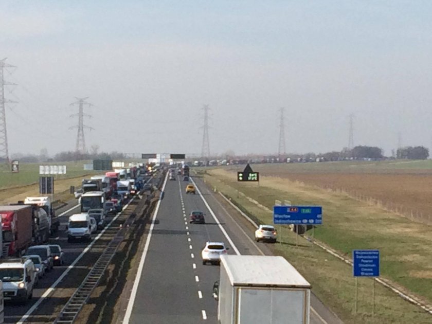 Korki na A4. Śledczy dokonują oględzin miejsca wypadku prezydenta Dudy