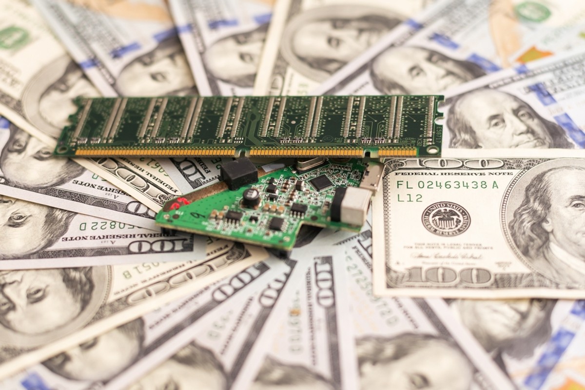 Rekordowe pieniądze w spekulacyjnych funduszach stawiających na AI. Jest pewna zmiana