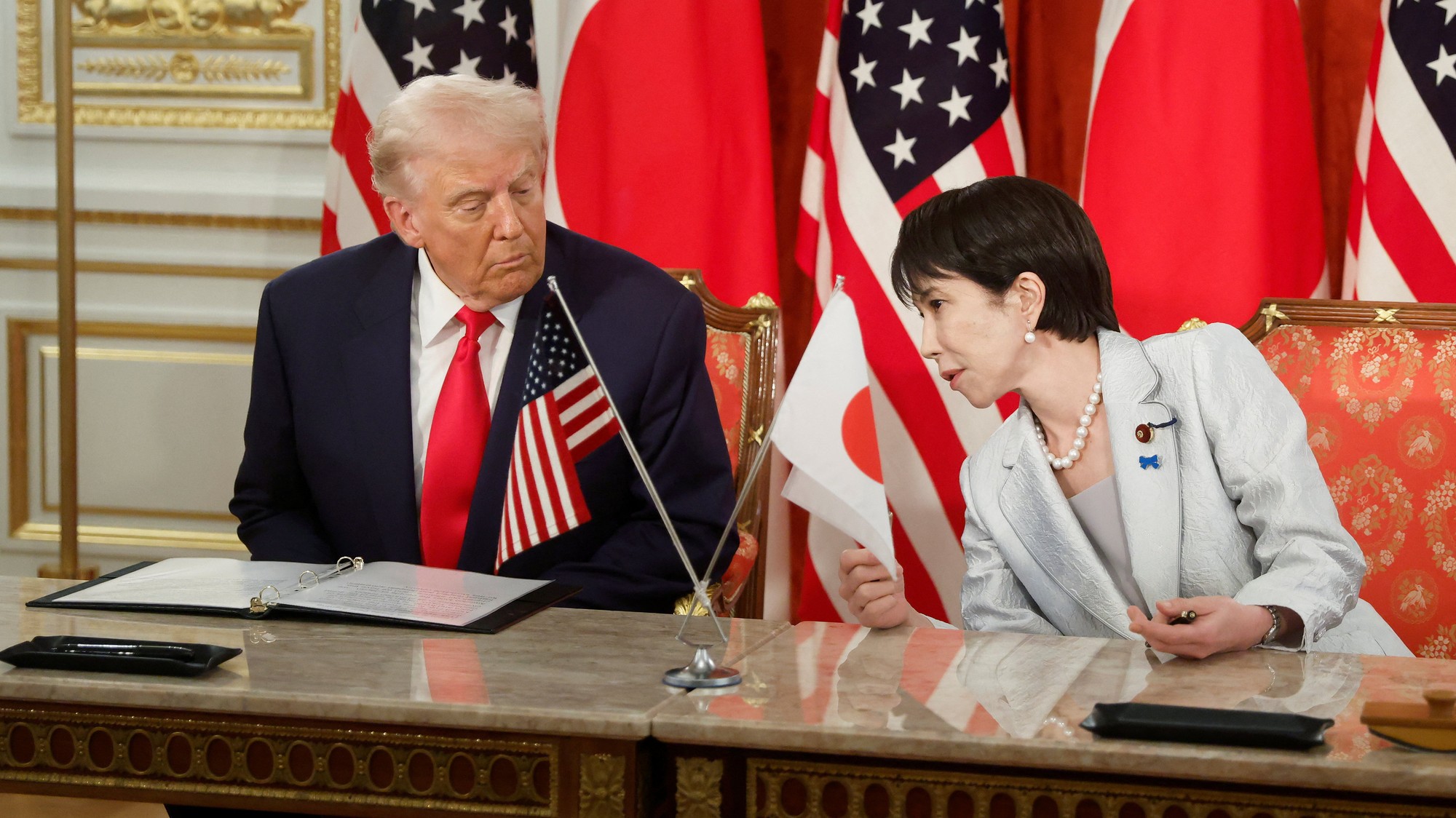 Japonská premiérka Sanae Takaičiová sa v Tokiu stretla s Donaldom Trumpom, 28. októbra 2025.