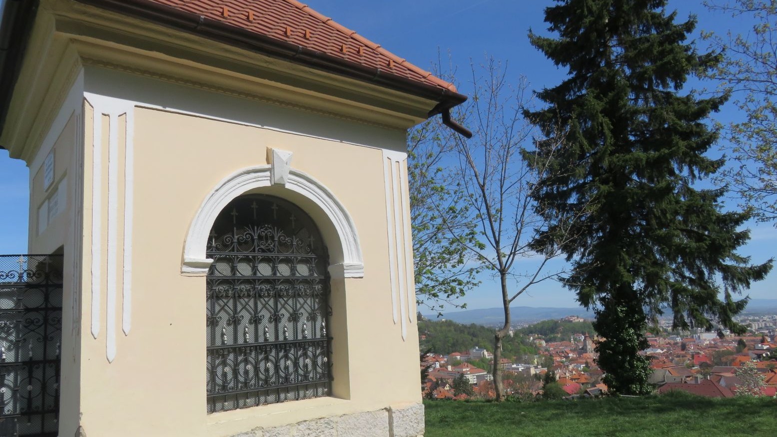 Primăria Brașov cheltuie 140.000 de lei pe sticle, sacoșe și pixuri pentru promovarea proiectului de restaurare a troițelor din Șchei