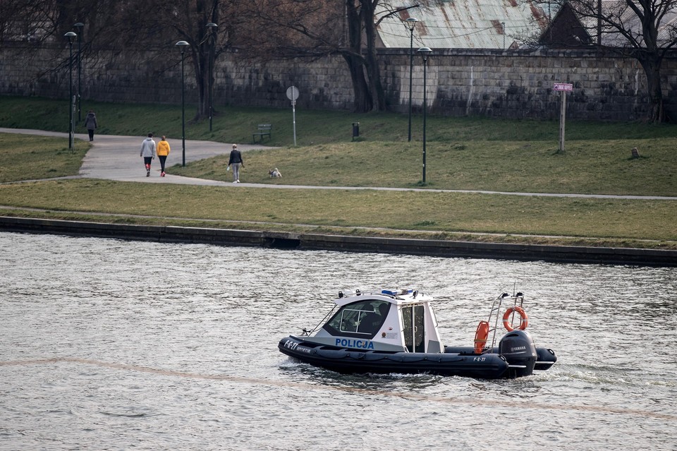 Policja patroluje brzegi Wisły, ostrzegając mieszkańców Krakowa, którzy podczas kwarantanny wypoczywają na świeżym powietrzu - pomimo ostrzeżeń o zagrożeniu możliwością zarażenia się koronawirusem. 