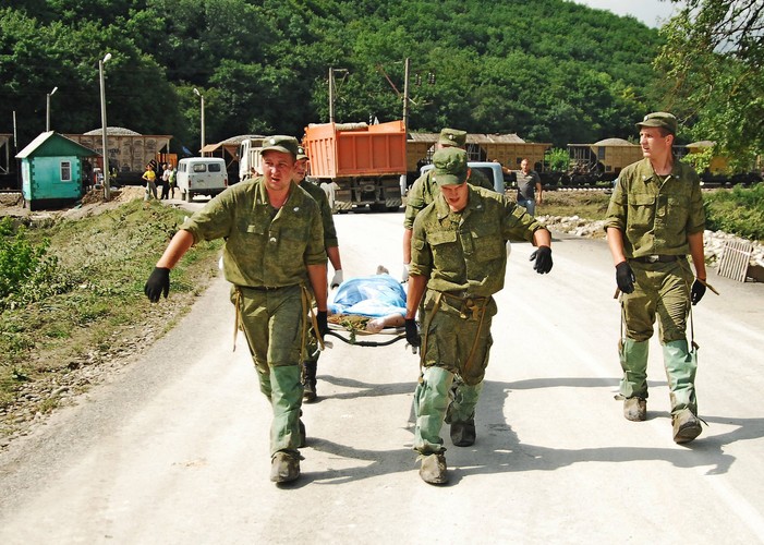 Żołnierze niosą zwłoki