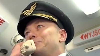 Pilot LOT-u oświadczył się stewardessie na pokładzie samolotu! To nagranie jest hitem sieci