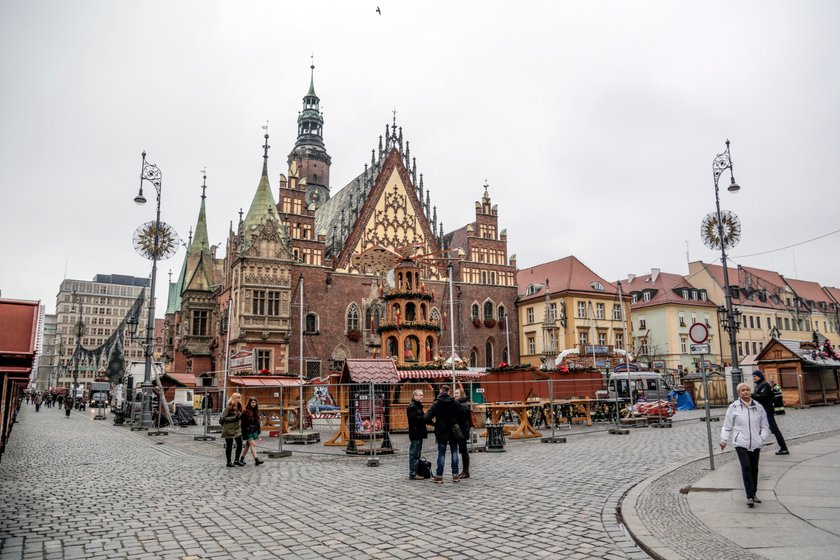 Montaż choinki i iluminacji świątecznych we Wrocławiu