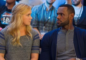 Ejmi Šumer i Lebron Džejms u filmu "Haos u najavi"