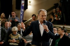 Tusk: PiS się w to włączył i różne odrażające typy latają po Sejmie z portretami papieża...