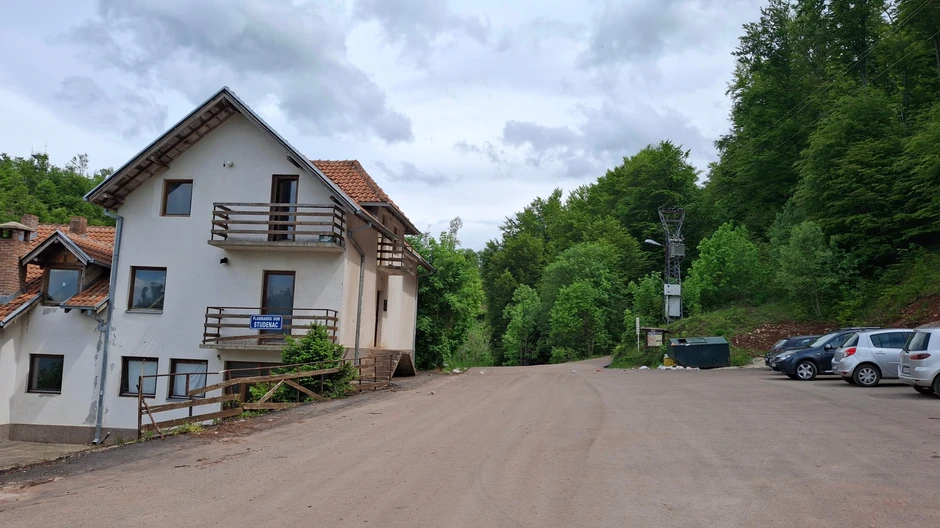 Parking ispred Planinarskog doma na Bojaninim vodama