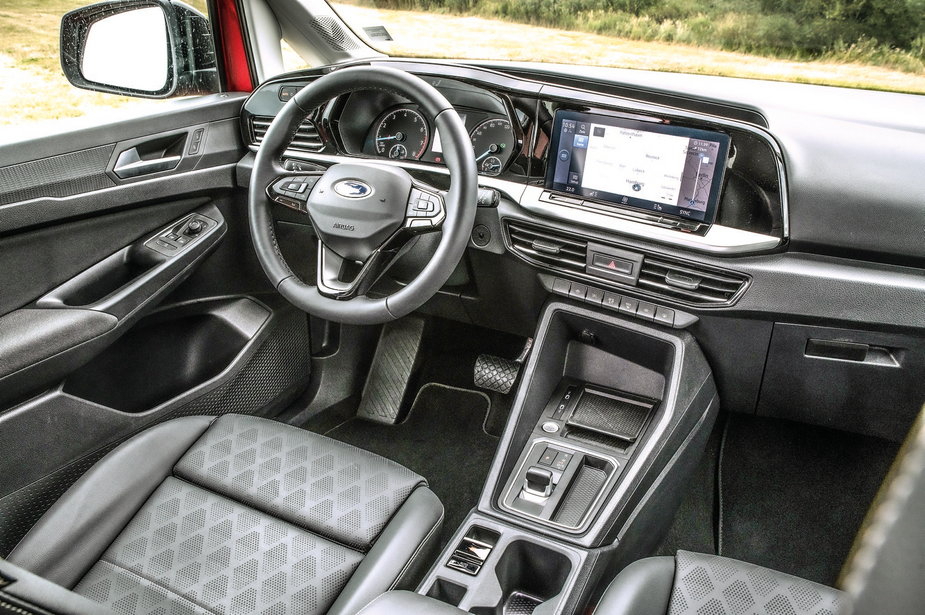 Ford Tourneo Connect 2022: wszystko jak w Volkswagenie Caddy. Ładowarka indukcyjna, asystent głosowy, a także dwusprzęgłowa skrzynia DSG. No i te bezsensowne gładziki...