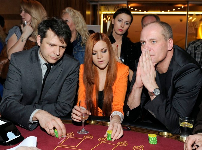 Od lewej: aktor Jakub Przebindowski, piosenkarka Dominika Gawęda i aktor Piotr Zelt