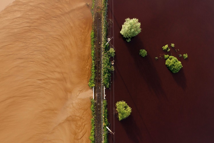 I nagroda w kategorii PRZYRODA fotoreportaże Kacper Kowalski, dla Polskiej Agencji Fotografów Forum. <br /><br />Łąki w okolicy miejscowości Sobów, 6 czerwca - wał z torami kolejowymi oddziela wodę z drugiej fali powodziowej (z lewej strony) od tej odstanej po pierwszej fali (z prawej strony).