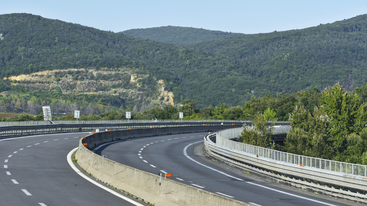 50 lat kończy w sobotę słynna Autostrada Słońca, łącząca Mediolan z Neapolem. Drogę A1 o długości prawie 760 kilometrów, która przebiega przez sześć regionów Włoch, zbudowano w rekordowym czasie ośmiu lat.