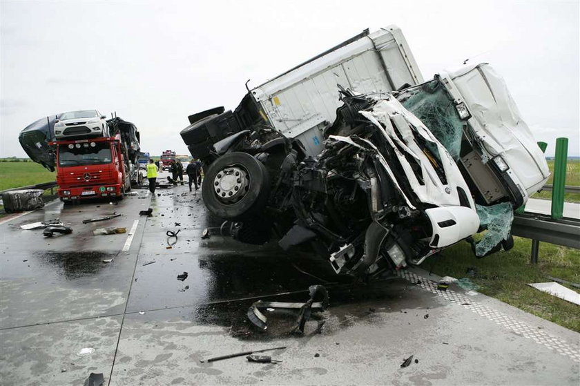 Zablokowana A4, zderzyły się ciężarówki