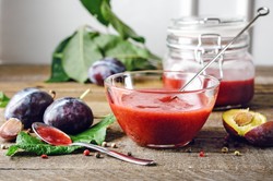 Jakub Kuroń robi ze śliwek przepyszny sos, można go jeść łyżkami. Keczup przegrywa