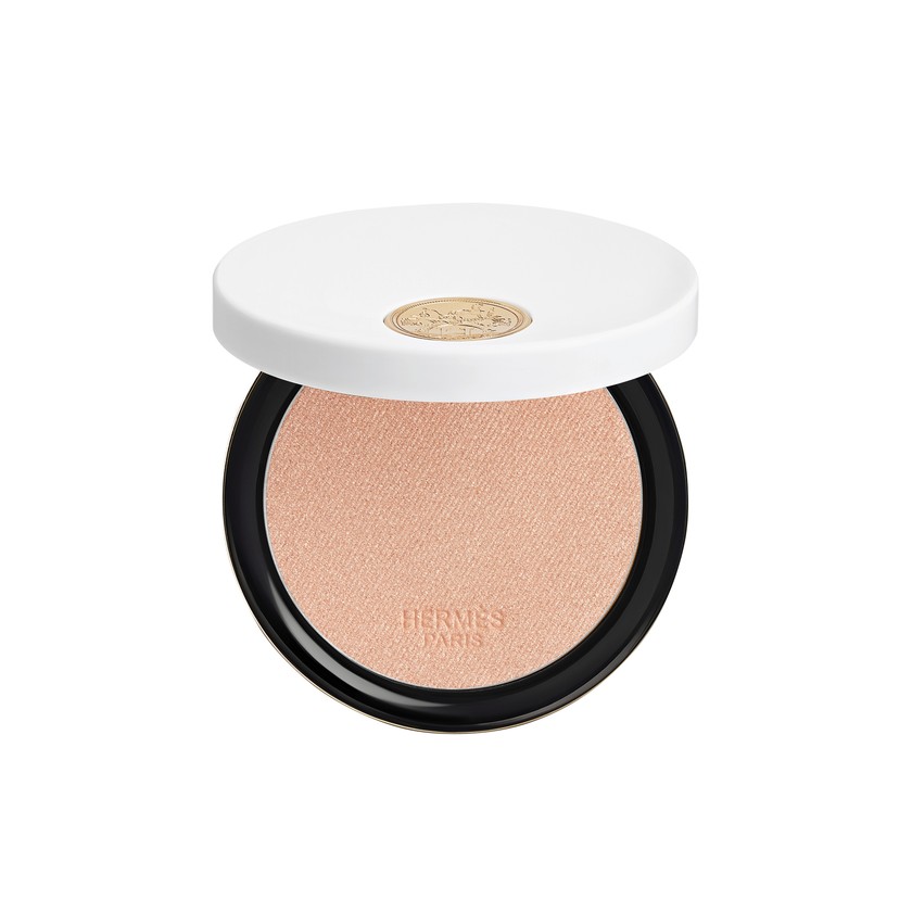 GESICHTSPUDER Der roségoldene Puder bringt Wangenknochen, Schläfen,  Nasenrücken und Amorbogen zum Strahlen.