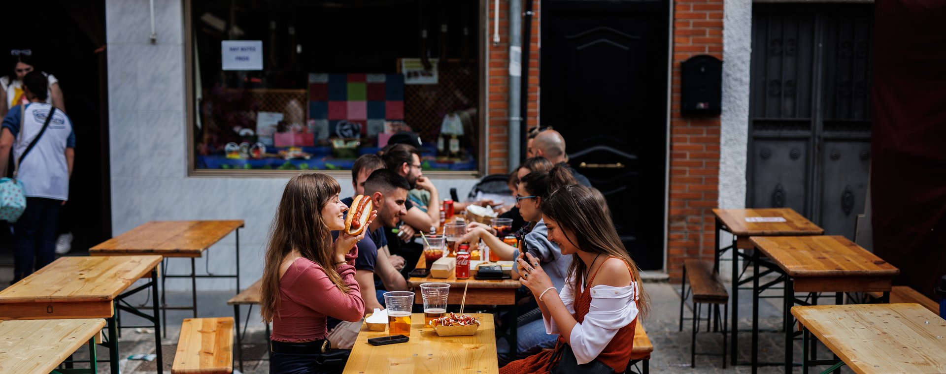 Przerwa na lunch w El Alamo niedaleko Madrytu, 30 kwietnia 2022 r.