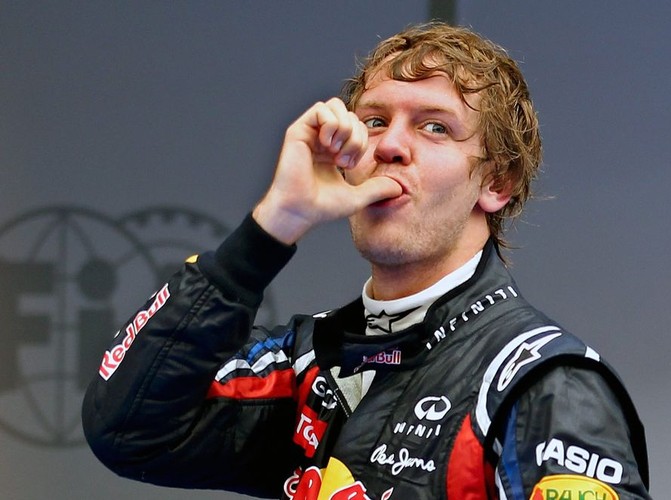 Sebastian Vettel z teamu Red Bull Racing po zwycięstwie w Grand Prix Malezji w torze Sepang, kwiecień 2011