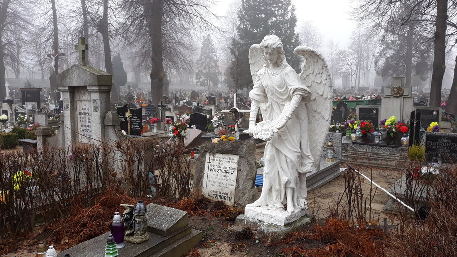 Tradycyjnie z okazji Dnia Zmarłych Polacy tłumnie ruszą na cmentarze