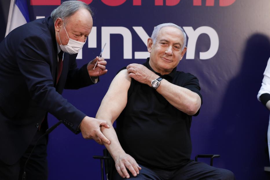 Izrael miniszterelnökét, Benjámín Netanjáhút élő adásban vakcinázták be / Fotó: MTI/Reuters pool/APA/mir Cohen