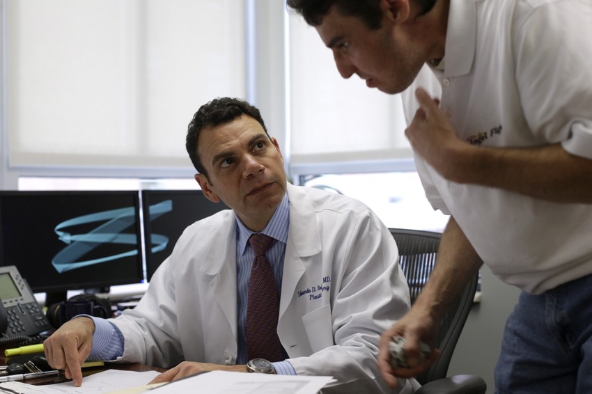 Dr Rodriges je predvodio tim od 150 lekara koji su tokom 36 operacije transplantirali lice Ričardu Norisu