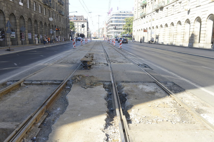 Na skrzyżowaniu Piłsudskiego ze Świdnicką leżą już nowe tory. Teraz jeszcze trzeba odtworzyć nawierzchnię między 