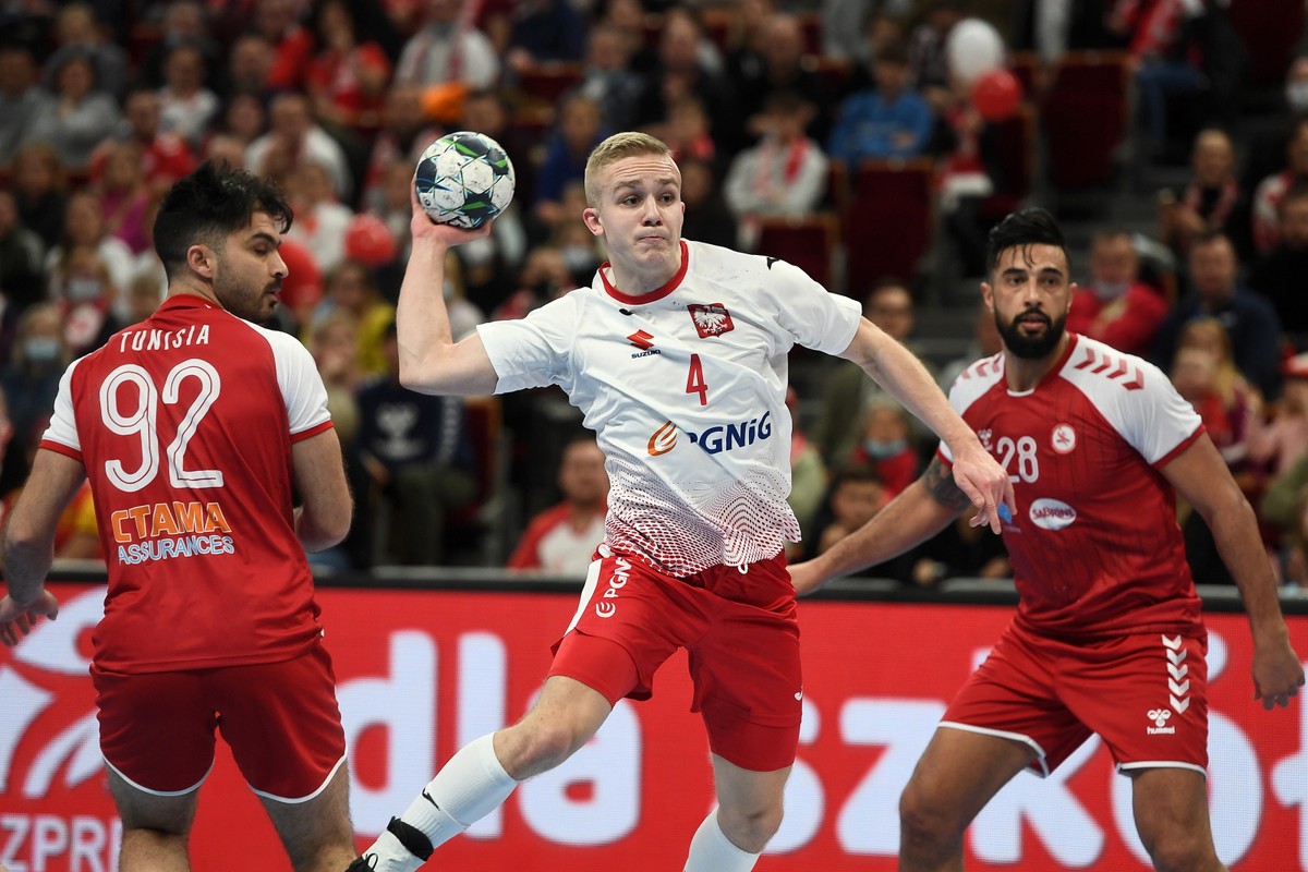 Polak Piotr Jędraszczyk (C) oraz Oussama Jaziri (L) i Marouan Chouiref (P) z Tunezji w meczu piłkarzy ręcznych podczas towarzyskiego turnieju 4 Nations Cup rozgrywanego w Gdańsku