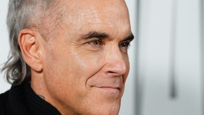 Robbie Williams azt mondja, visszajárnak hozzá az ufók: „A hírnevem miatt kell nekem látnom őket”