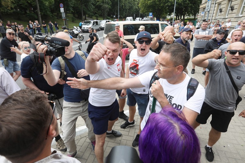 Uczestnicy marszu, którego hasłem było "Białystok domem dla wszystkich", zgromadzili się na placu Niezależnego Zrzeszenia Studentów. W tym miejscu, przy pomniku Bohaterów Ziemi Białostockiej od kilkunastu godzin trwało już zgromadzenie obrońców tego pomnika. Manifestację, która zakończyła się tuż przed rozpoczęciem marszu, mieli tam również kibice, którzy skandowali m.in. "Białystok wolny od zboczeńców", "To jest Polska nie Bruksela, tu się zboczeń nie popiera". Jeszcze przed Marszu Równości dochodziło do utarczek słownych między jego uczestnikami a kontrmanifestantami ze środowisk kibiców. Kibice próbowali zablokować marsz, policja musiała użyć gazu. W uczestników marszu rzucano kamieniami, jajkami i petardami. Marsz ruszył więc bez zapowiadanych wcześniej przemówień.