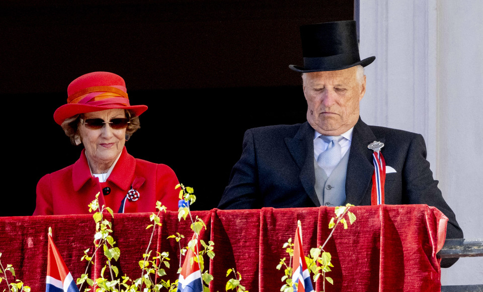 Król Harald i królowa Sonja na balkonie Pałacu Królewskiego podczas obchodów norweskiego święta narodowego
