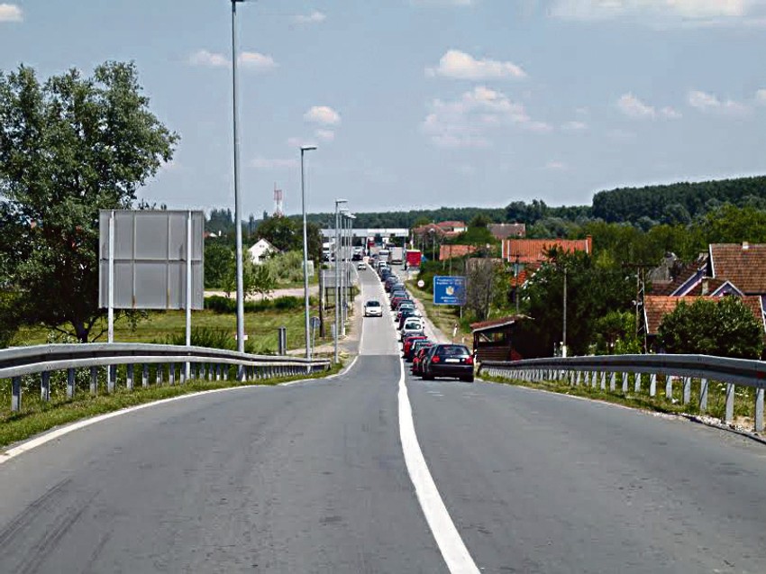 Muke sremaca: Granični prelaz nalazi se usred sela